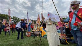 新竹生命園區說明會  自救會成員穿喪服到場抗議新竹縣政府8日在新豐鄉忠孝公園舉行新竹湖口生命園區地方說明會，許多民眾頭綁布條、手拿標語，甚至有人穿著喪服「披麻戴孝」表達抗議。（新竹縣反生命園區自救會提供）中央社記者魯鋼駿傳真  112年4月8日