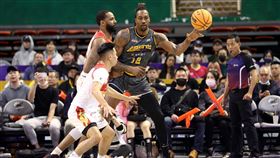 「魔獸」霍華德雖然在下半場找回好手感，但關鍵最後一擊卻出現致命掉球失誤，讓球隊最終不敵太陽。（圖／T1聯盟提供）