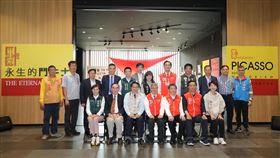 陳建仁台南出席畢卡索逝世50週年紀念展開幕藝術家畢卡索逝世50週年紀念展8日在台南市立圖書館永康區新總館開幕，行政院長陳建仁（前中）應邀參觀，與台南市長黃偉哲（前左3）等人合影，盛讚這項展覽很有意義。中央社記者張榮祥台南攝  112年4月8日