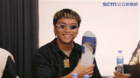 阿跨面每次登台都穿藍白拖，這也是他的幸運物。（圖／記者楊澍拍攝）