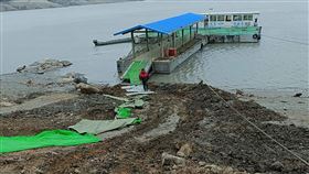 石門水庫水位低  薑母島碼頭被爛泥包圍石門水庫蓄水率續降，位於集水區上游的薑母島因水位過低，碼頭已被爛泥包圍，桃園市渡船遊艇商業同業公會近日僱用怪手清除爛泥，挖出護堤道路並加鋪防水地毯，協助島民登船。（陳咪春提供）  中央社記者葉臻傳真  112年4月8日