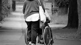 看護、推輪椅、照顧病人示意圖／pixabay