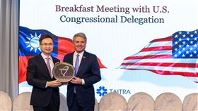 外貿協會黃志芳董事長（左）致贈有台灣圖像的八吋晶圓片紀念品予美國眾議院外交委員會麥考爾主席（右）。（圖／貿協提供）