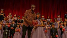 塞內加爾外籍生莫巴耶將接棒成為政大雄鷹新任隊長，也是政大隊史首位外籍生隊長。（圖／善耕365基金會提供）