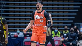 沃許本轟38分無用  領航猿9連敗創PLG紀錄台灣職籃P.LEAGUE+桃園璞園領航猿隊8日例行賽以89比90不敵新北國王隊，創下聯盟最長9連敗紀錄，陣中洋將沃許本（Jason Washburn）全場轟下38分，依舊未能助球隊止敗。（桃園璞園領航猿提供）中央社記者黃巧雯傳真  112年4月8日