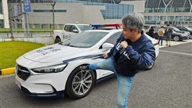 政大法律系副教授廖元豪作勢踹中國警車，遭到中國網友出征。（圖／翻攝自微博）