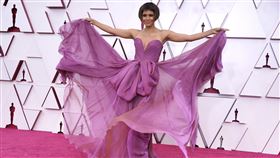 知名黑人女星荷莉·貝瑞穿著一身紫色禮服現身。（圖／美聯社／達志影像）