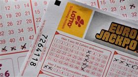 國外刮刮樂 一名剛買18歲的少年生日爽中3000萬。（示意圖／Pexels）