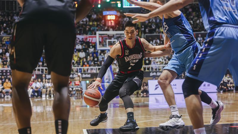 台灣|豪傑二度交鋒！林書豪半場15分、林志傑6分　鋼鐵人手握15分領先 | 運動 | 三立新聞網  SETN.COM