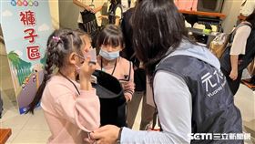 元大志工陪伴來自貢寮國小及迴龍貴格教會學童，參與今年首場元大幸福日活動。（圖／元大文教基金會提供）