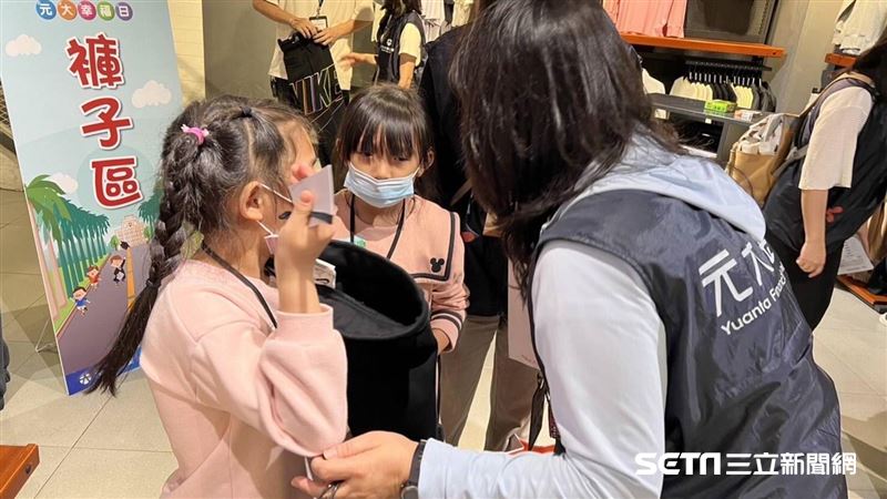 全校只有27人！偏鄉童親挑新鞋：超開心