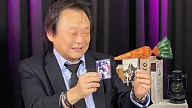 王世堅受訪時秀出隨身攜帶的照片，看來十足愛妻外、「求生意志」也非常強。（圖／記者簡浩正攝影）