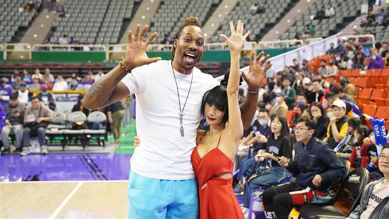 「魔獸」女伴又換人　辣貼這裡洩親密關係