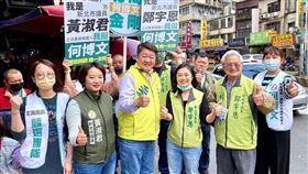 何博文淡水拜票，支持者相當熱情。（圖／翻攝自何博文臉書）