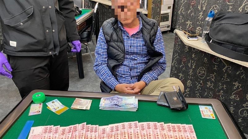 賭場藏在合法棋牌社內　新店警攻堅逮17人