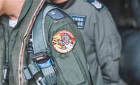  中共「惡鄰居」軍演！IDF飛官待命升空　臂章秀「台灣黑熊揍小熊維尼」，圖／國防部提供