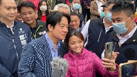 賴副總統走訪北埔老街 與民眾擊掌合影