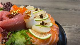 ▲台東 忠 日式料理店 生魚片蛋糕 滿滿頂級食材 魚子醬 鮭魚卵 蝦卵 天使紅蝦 金箔 鮪魚 （圖／記者王浩原攝影）