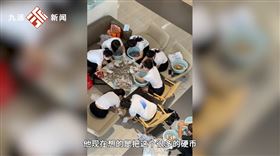 四川男用現金買車（圖／翻攝自九派新聞）