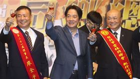 賴清德出席北市雲林同鄉會活動（1）副總統賴清德（中）9日晚間出席「台北市雲林同鄉會第22屆第1次會員大會暨第21-22屆理事長交接典禮暨理監事就職活動」，舉杯向新舊任理事長、出席來賓致意。中央社記者鄭傑文攝　112年4月9日