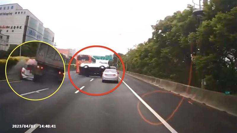 Mini遭砂石車夾擊成廢鐵　驚悚瞬間曝光