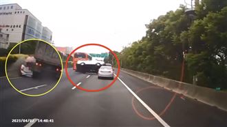 Mini遭砂石車夾擊成廢鐵　驚悚瞬間曝光