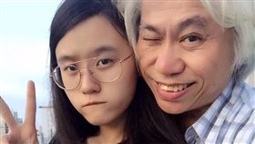 ▲資深音樂人李坤城與林靖恩當年合影。（圖／翻攝自林靖恩臉書）