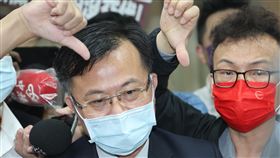 藍委比倒讚  要求鏡電視撤照立法院交通委員會5日邀請國家通訊傳播委員會（NCC）主委陳耀祥（左）就「鏡電視設置爭議對國家通訊傳播委員會獨立公正性之影響」進行專題報告，報告前，國民黨立委鄭正鈐（右）等人比倒讚，質疑其獨立性，要求鏡電視案撤照重審。中央社記者王騰毅攝  111年10月5日