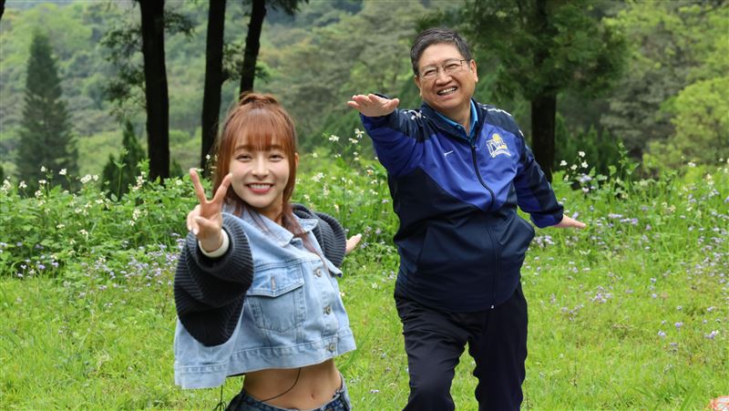 林襄來了！這位縣長樂喊：我在「髮襄區」