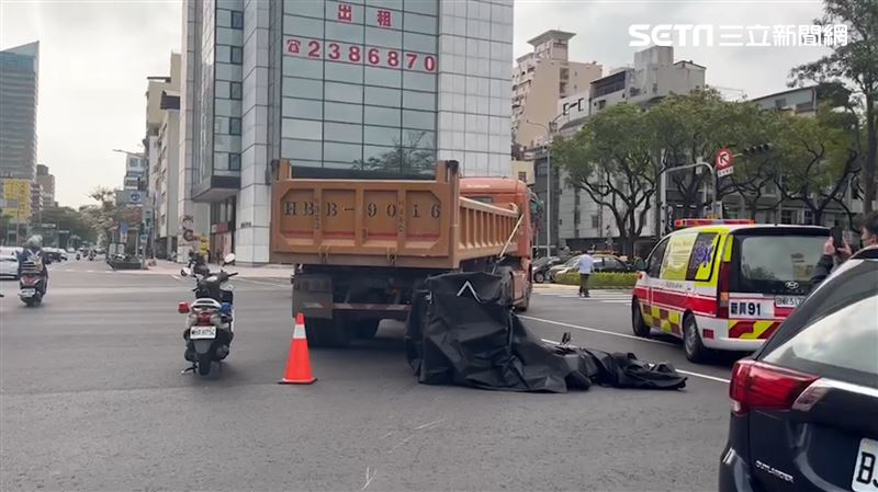 高雄市中正路與民族路口發生一起死亡車禍。（圖／翻攝畫面）