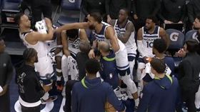 戈貝爾在板凳席揮拳打隊友。(圖／翻攝自推特)
