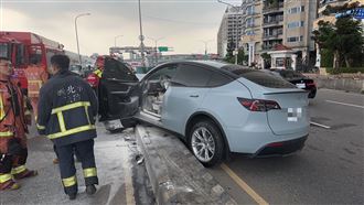 名設計師駕特斯拉自撞　送醫搶救宣告不治