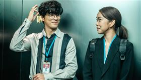 她和她的她  林哲熹遭職場性騷李霈瑜勇敢揭露演員李霈瑜（右）在影集「她和她的她」裡，勇敢揭露男同事林哲熹（左）遭到職場性騷擾的問題。（Netflix提供）中央社記者葉冠吟傳真  111年10月13日