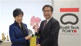 黃市長致贈小池知事噴有東京都市徽及TAINAN字樣的蘭花