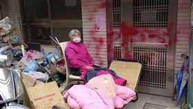 台中市南區，透天厝，84歲嬤，祖厝被長孫賣掉，不肯搬，綁布條抗議(圖／翻攝畫面)