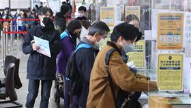 疫後出國潮  民眾申辦護照情形（2）外交部領事事務局局長何震寰16日表示，疫情造成累計約300萬本護照的換發需求，15日護照單日收件量達9956件，遠超過領務局負荷能量，因此領務局研擬實施3項新措施來緩解民眾申辦護照排隊之苦。圖為民眾至領務局現場填寫表格。中央社記者趙世勳攝  112年2月16日