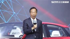 鴻海創辦人郭台銘駕駛電動車Model B登場。2022鴻海科技日（圖／記者邱榮吉攝影）