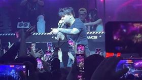 KnowKnow興奮打算撲向觀眾「跳水」，未料沒觀眾接住，直接壓垮一片人。（圖／翻攝自微博）