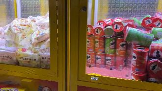 娃娃機轉型夾零食超夯！吸引婚宴會館進駐