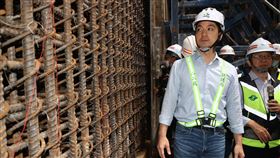 蔣萬安視察捷運信義線東延段工程（2）台北市長蔣萬安（前）10日上午視察捷運信義線東延段工程進度，在廣慈／奉天宮站工區瞭解細部工程施工規畫。中央社記者鄭傑文攝  112年4月10日