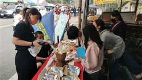 高市偏鄉國小學生賣餅乾籌畢旅經費  成功圓夢高雄市那瑪夏區民權國小15名學生為籌措畢旅經費，日前在校方及志工等人協助下，把握近期螢火蟲季人潮，在路旁擺攤販售手工餅乾，一天內就成功賣光。（清景麟教育基金會提供）中央社記者蔡孟妤傳真  112年4月10日