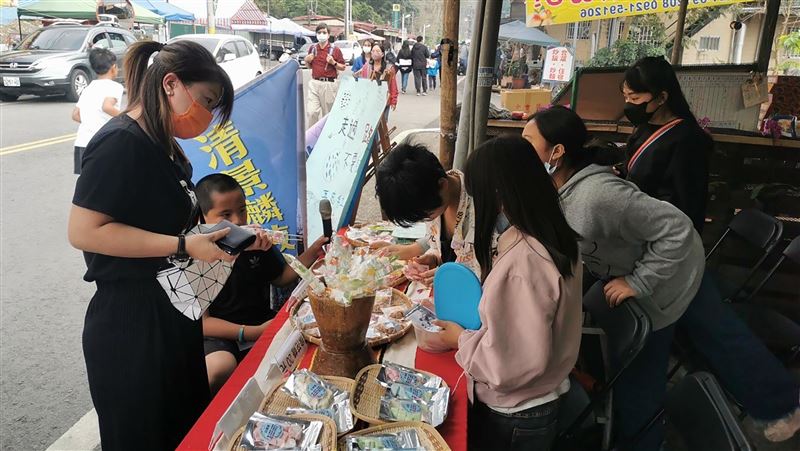 籌畢旅經費…偏鄉國小生賣餅乾「全賣光」
