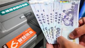 ATM領6000元開跑（1） 普發現金6000元10日起開放ATM領現，民眾可至15家金融機構有貼上橘色識別貼紙的ATM領取現金。中央社記者趙世勳攝  112年4月10日