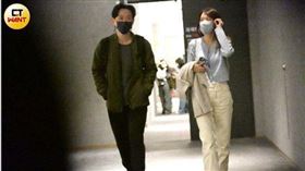 ▲陳家逵與一名身材纖瘦的女子離開台北市中山區的電影院，兩人一路輕聲交談。（圖／CTWANT）