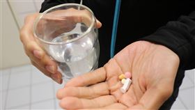 醫師提醒，避免使用來路不明的健康食品、濫用消炎止痛藥或某些中草藥。（圖／台中慈濟醫院提供）