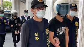台南男子遭丟包醫院案  2嫌接受警訊27歲徐姓男子疑受槍傷，8日凌晨被丟包在台南市立安南醫院急診室門口傷重不治，涉案的2名林姓男子（前中、後中）9日被帶到警局偵訊。（讀者提供）中央社記者楊思瑞台南傳真  112年4月9日