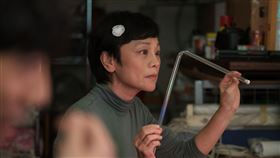 張艾嘉主演「燈火闌珊」金馬影后張艾嘉演出電影「燈火闌珊」，在片中藉由面對丈夫過世以及香港霓虹燈產業，成為送給香港的情書。張艾嘉說，香港霓虹燈從最燦爛變成像是違章建築，霓虹燈的燦爛就像是女主角對丈夫的愛，等到丈夫過世才懂遺憾。（甲上娛樂提供）中央社記者王心妤傳真  112年4月3日