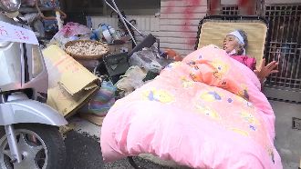 孫欠800萬賣房！84歲嬤露宿門口孫女喊冤