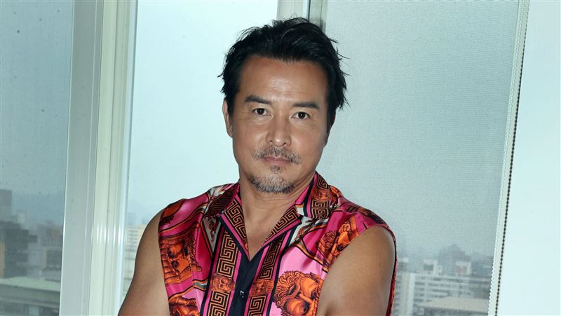 金鐘視帝台上曬恩愛　酥麻甜喊「小白鼠」