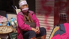 台中市南區，透天厝，84歲嬤，祖厝被長孫賣掉，不肯搬，綁布條抗議(圖／翻攝畫面)